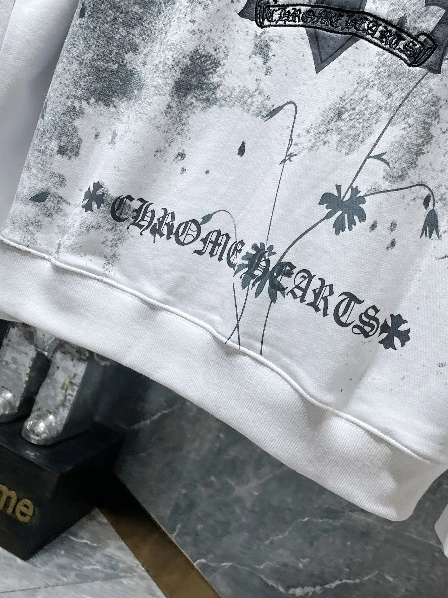 P230 Chrome Hearts Autumn and Winter 2025 are on sale simultaneously at counters. High-weight, environmentally friendly and high-quality top-quality fabrics. Starry sky cross patchwork leather embroidered crew neck sweatshirt. Imported environmentally friendly glue printing and dyeing. Simultaneous counter sales. 1:1 replica version. Recommended colors: black and white. Size: S, M, L, XL.